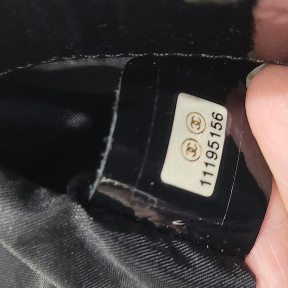 Chanel black patent rock & chain. Authentic. In excellent condition. - Picture 6 of 11